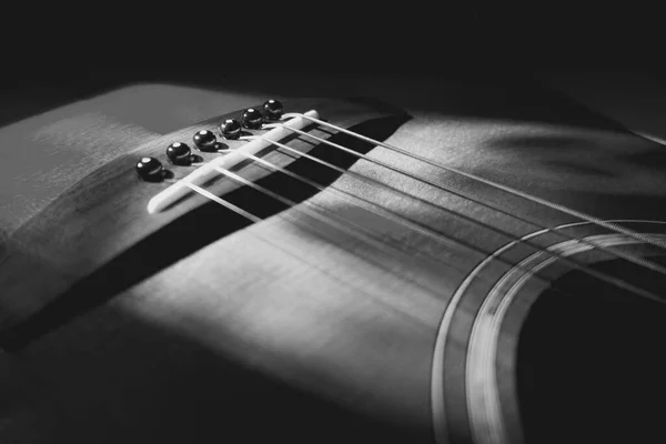 Akustisk Gitarrnärbild Svart Och Vitt — Stockfoto