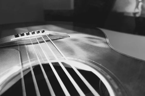 Primer Plano Guitarra Acústica Blanco Negro —  Fotos de Stock