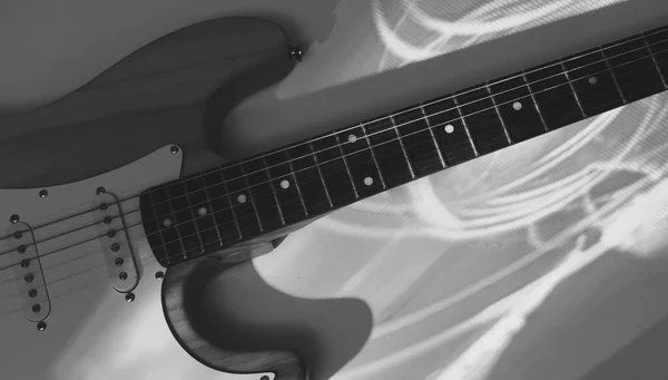 Eléctrico Primer Plano Guitarra Luz Del Escenario Blanco Negro — Foto de Stock