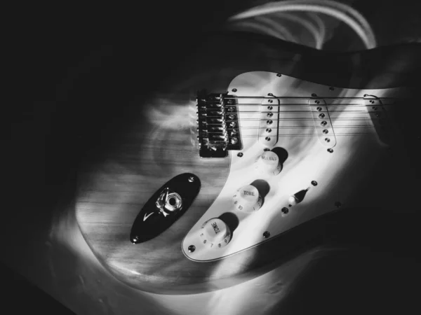 Eléctrico Primer Plano Guitarra Luz Del Escenario Blanco Negro — Foto de Stock