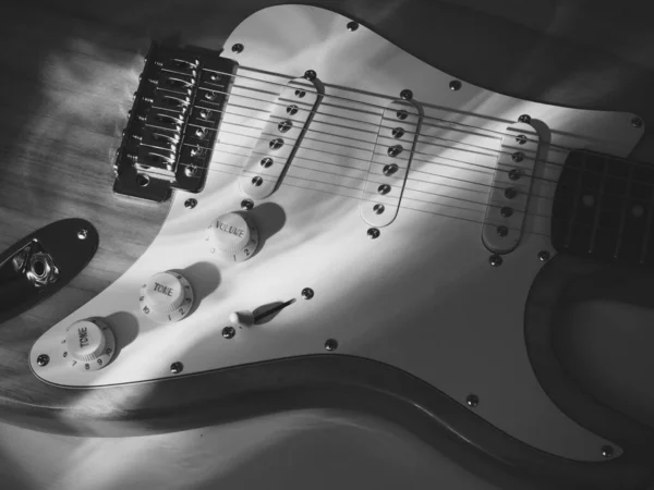Elektryczne Zbliżenie Gitary Świetle Sceny Czarno Białe — Zdjęcie stockowe
