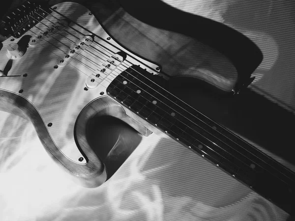 Eléctrico Primer Plano Guitarra Luz Del Escenario Blanco Negro — Foto de Stock