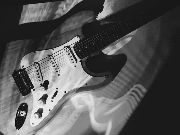 Электрический Гитара Крупным Планом Свете Сцены Черный Белый — стоковое фото