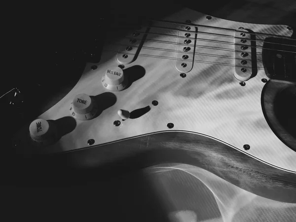 Eléctrico Primer Plano Guitarra Luz Del Escenario Blanco Negro — Foto de Stock