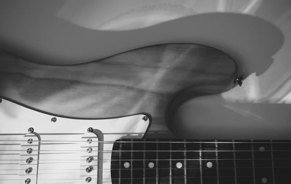 Eléctrico Fechar Guitarra Luz Palco Preto Branco — Fotografia de Stock