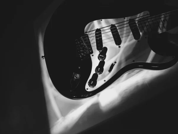 Guitarra Eléctrica Primer Plano Luz Del Escenario Blanco Negro — Foto de Stock