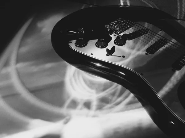 Guitarra Eléctrica Primer Plano Luz Del Escenario Blanco Negro — Foto de Stock