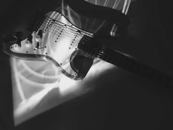 Guitarra Eléctrica Primer Plano Luz Del Escenario Blanco Negro —  Fotos de Stock