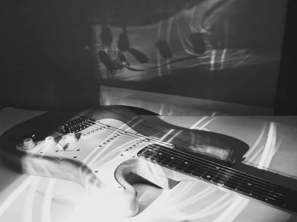 Elektrická Kytara Detailní Záběr Světle Jeviště Černá Bílá — Stock fotografie