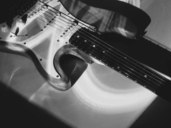 Ηλεκτρική Κιθάρα Closeup Στο Φως Στάδιο Μαύρο Και Άσπρο — Φωτογραφία Αρχείου