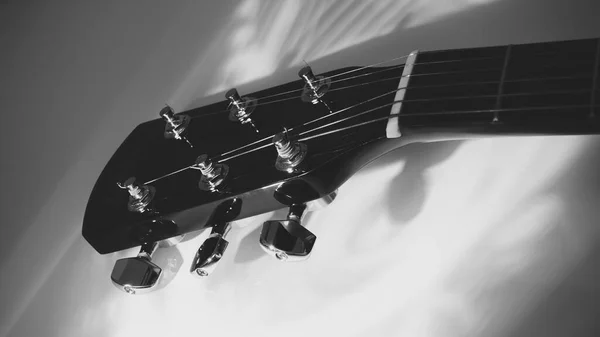 Gitarren Nahaufnahme Bühnenlicht Schwarz Weiß — Stockfoto