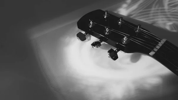 Fechar Guitarra Luz Palco Preto Branco — Fotografia de Stock