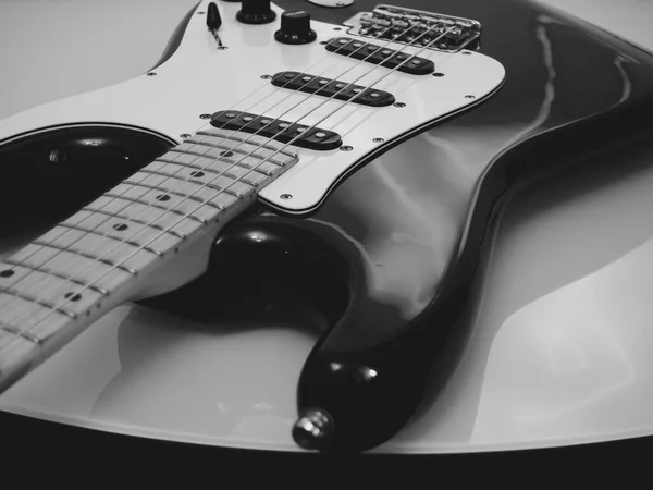 Zbliżenie Gitary Świetle Sceny Czarno Białe — Zdjęcie stockowe