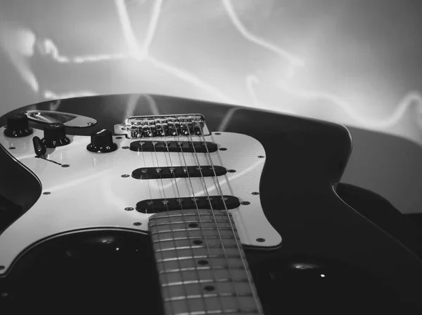 ステージライトでギターが閉まる 黒と白 — ストック写真