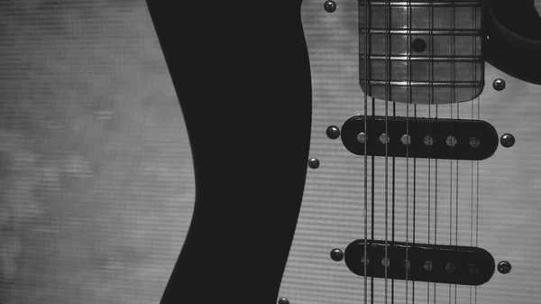 Sahne Işıklarında Elektro Gitar Yakın Plan Siyah Beyaz — Stok fotoğraf