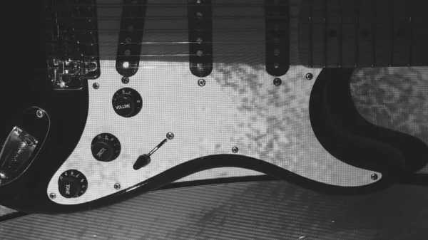 Elektromos Gitár Közelkép Színpadi Fényben Fekete Fehér — Stock Fotó