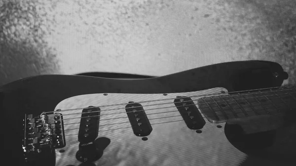 Chitarra Elettrica Primo Piano Nella Luce Del Palco Bianco Nero — Foto Stock