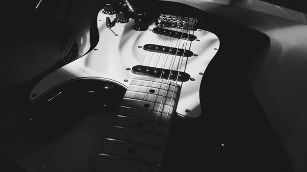 Guitarra Eléctrica Primer Plano Luz Del Escenario Blanco Negro — Foto de Stock