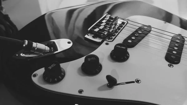 Guitarra Eléctrica Primer Plano Luz Del Escenario Blanco Negro — Foto de Stock