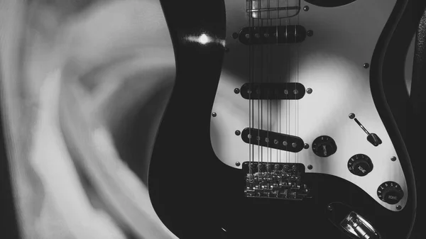 Guitarra Eléctrica Primer Plano Luz Del Escenario Blanco Negro — Foto de Stock