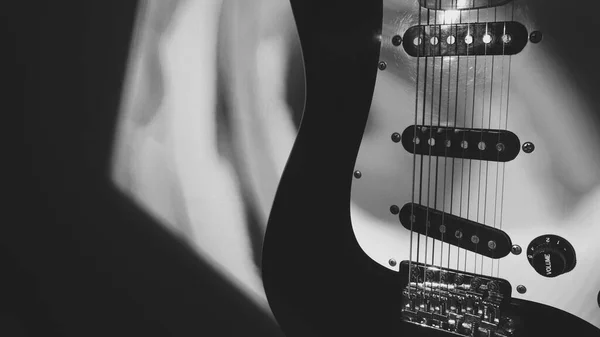 Guitarra Eléctrica Primer Plano Luz Del Escenario Blanco Negro — Foto de Stock