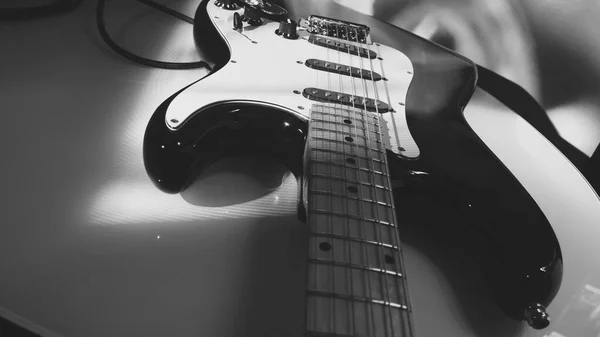 Elektrická Kytara Detailní Záběr Světle Jeviště Černá Bílá — Stock fotografie