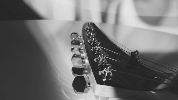 Guitarra Eléctrica Primer Plano Luz Del Escenario Blanco Negro —  Fotos de Stock