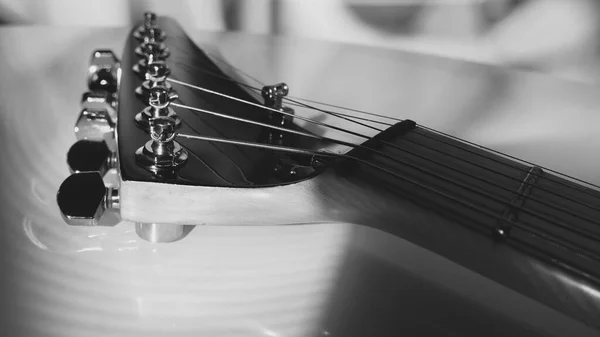 Guitarra Eléctrica Primer Plano Luz Del Escenario Blanco Negro —  Fotos de Stock