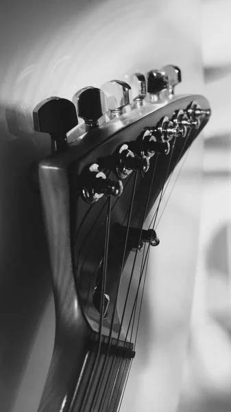 ステージライトでエレキギターのクローズアップ 黒と白 — ストック写真