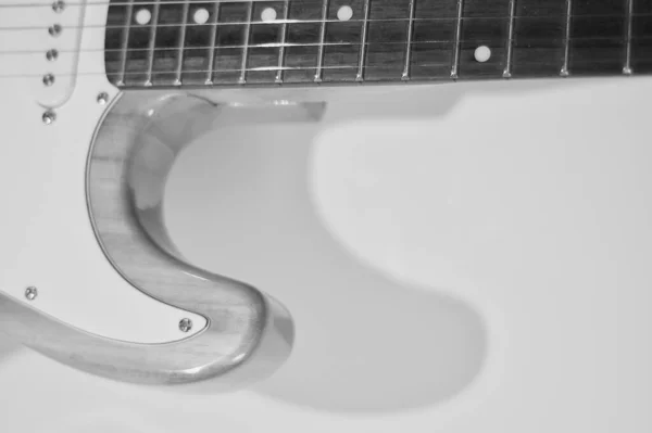 Primer Plano Guitarra Eléctrica Blanco Negro —  Fotos de Stock