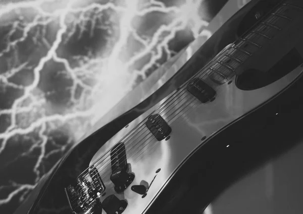 Sahne Işıklarında Elektro Gitar Yakın Plan Siyah Beyaz — Stok fotoğraf