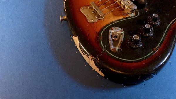 Guitarra Baixo Atrás Vidro Com Gotas Água — Fotografia de Stock