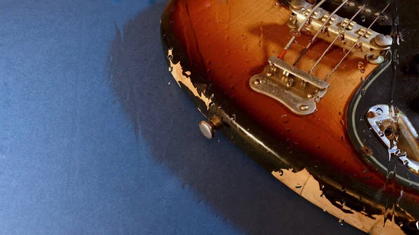 Guitarra Baixo Atrás Vidro Com Gotas Água — Fotografia de Stock