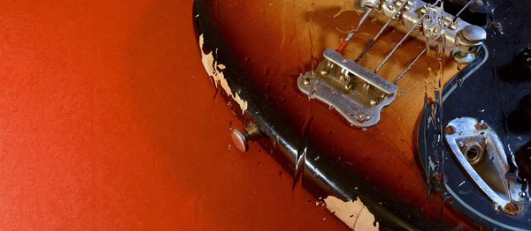 グラスの後ろに水が落ちるベースギター — ストック写真