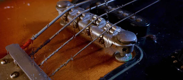 Basgitaar Achter Het Glas Met Waterdruppels — Stockfoto