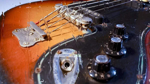 Guitarra Baixo Atrás Vidro Com Gotas Água — Fotografia de Stock