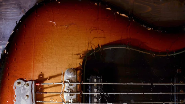 Guitarra Baixo Atrás Vidro Com Gotas Água — Fotografia de Stock