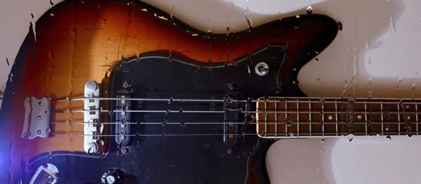 Bas Gitar Bardağın Arkasında Damlalarıyla — Stok fotoğraf