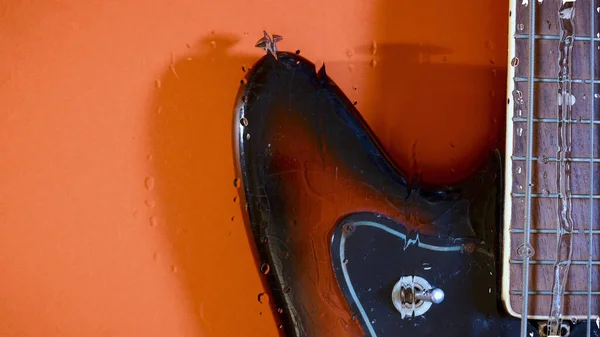 Guitarra Baixo Atrás Vidro Com Gotas Água — Fotografia de Stock