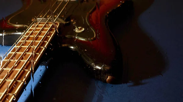 Bassgitarre Hinter Dem Glas Mit Wassertropfen — Stockfoto