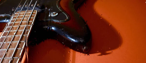 Guitarra Baixo Atrás Vidro Com Gotas Água — Fotografia de Stock