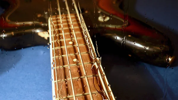 Guitarra Baixo Atrás Vidro Com Gotas Água — Fotografia de Stock