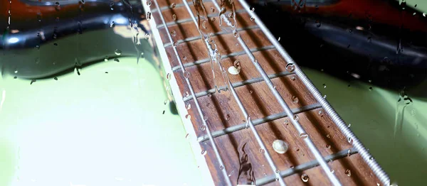 Bajo Guitarra Detrás Del Vidrio Con Gotas Agua —  Fotos de Stock