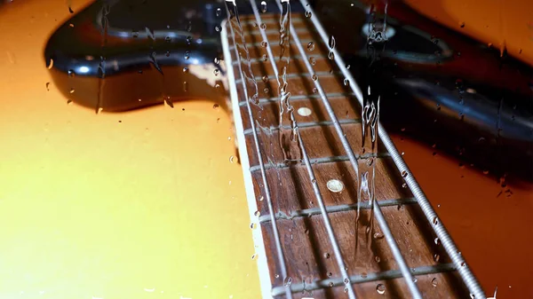 Guitarra Baixo Atrás Vidro Com Gotas Água — Fotografia de Stock