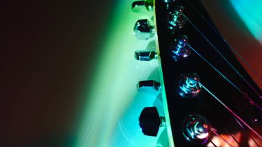 Sahne ışıklarında elektro gitar. Boşluğu kopyala 