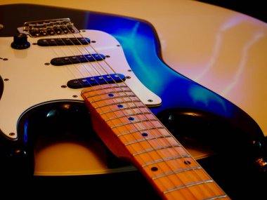 Sahne ışıklarında elektro gitar. Boşluğu kopyala 