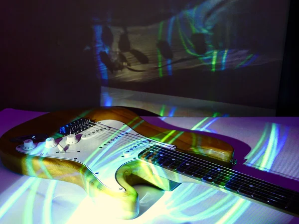舞台灯光下的电吉他 复制空间 — 图库照片