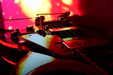 Sahne ışığında klasik elektro gitar. Boşluğu kopyala 