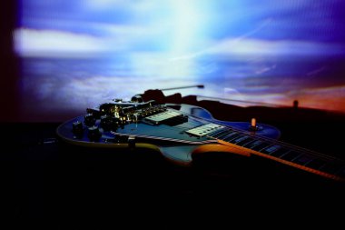 Sahne ışığında klasik elektro gitar. Boşluğu kopyala 