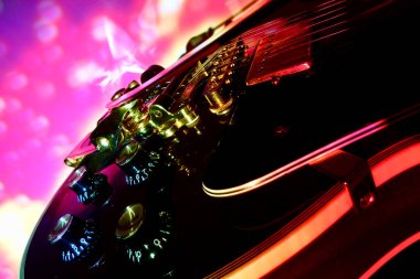 Sahne ışığında klasik elektro gitar. Boşluğu kopyala 